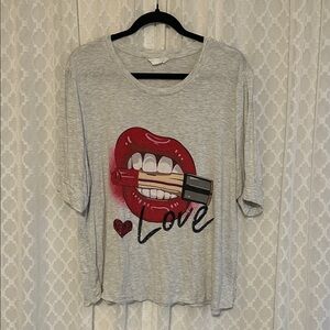 #700 Gray Lipstick Graphic Short Sleeve Tee
